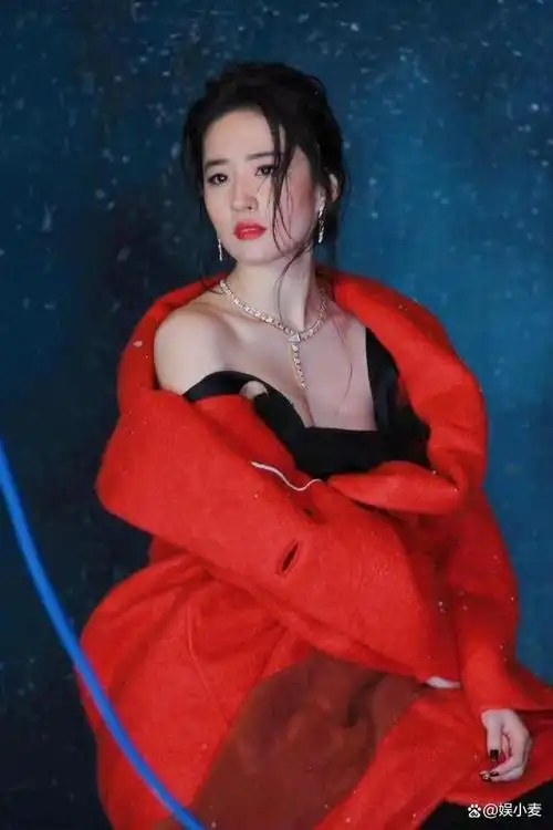 刘亦菲的裙子太露了,披一件红床单就挺好,像个刚经过婚闹的新娘|大衣