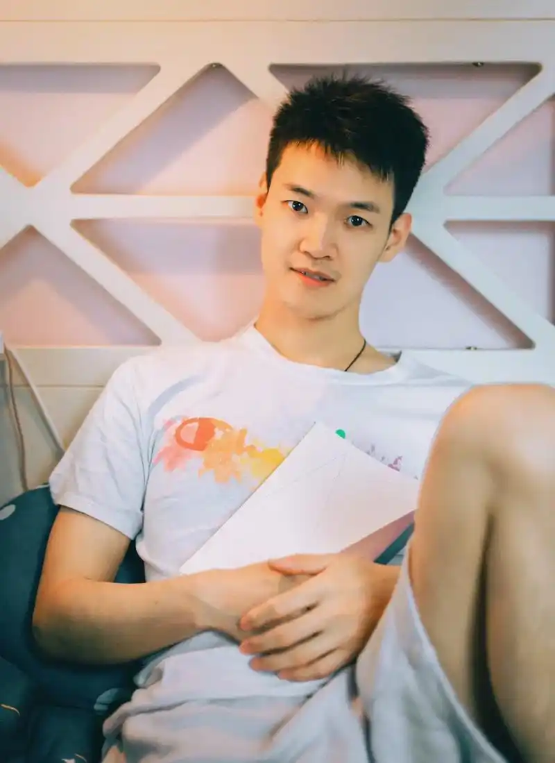 look别发呆看看普通男生的日常写真吧