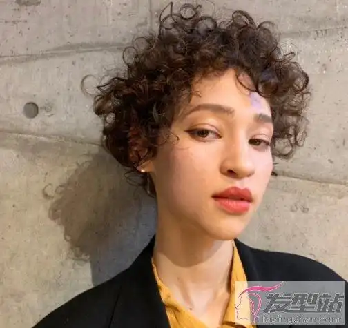 女生短发适合烫什么卷 爆炸小卷时髦洋气潮女必备