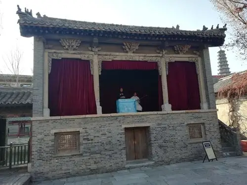 民国街区纳兰客栈门前的对联