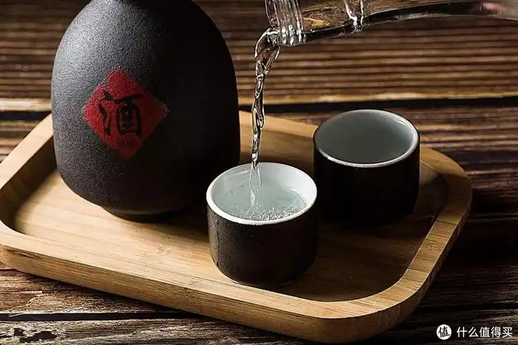 给别人倒酒时,很忌讳做一个动作,酒桌上有规矩,建议了解_白酒_什么