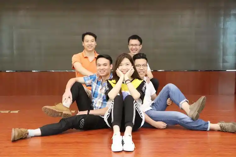 "一心队"团队造型活动从"破冰,团队组建"开始,参加人员被随机分为六队