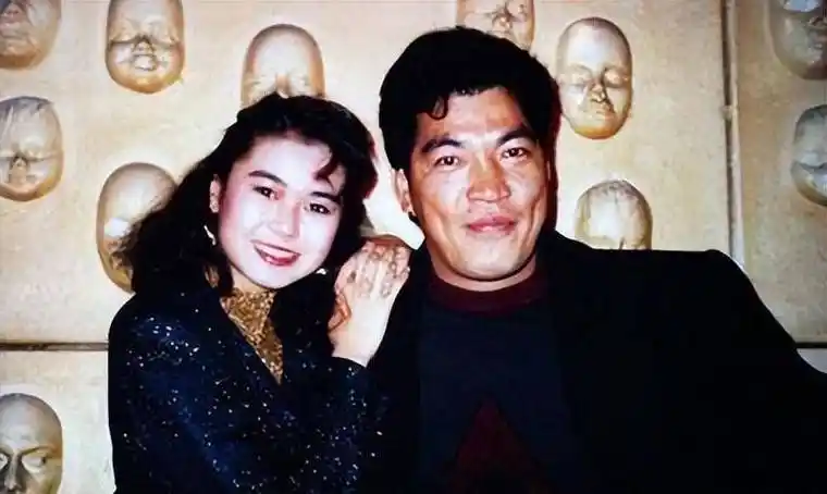 李修贤与周星驰交恶,成奎安对外公开表示看不起周星驰,要"见他一次打