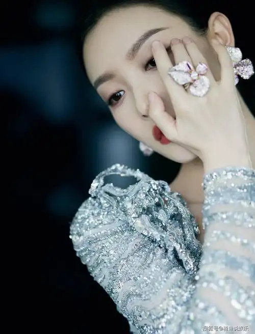 原创倪妮银色晚礼服大秀香肩气场女王艳压群芳这身材无可挑剔