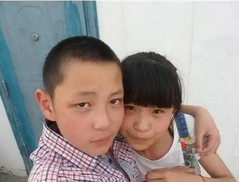 班主任透露:正在早恋的孩子,书包往往有这3样东西,一抓一个准