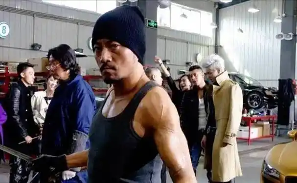 在《老炮儿》张涵予饰演的角色中,人物形象是肚子上有刀疤的,是为了