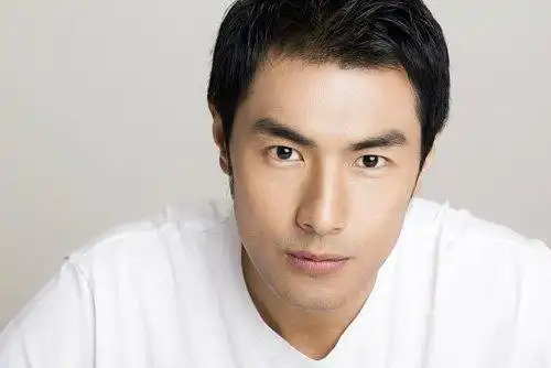 剃剪适合国字脸男生发型 极具魅力的男生短发造型