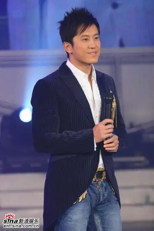 图文:《想挑战吗》--毛宁上台演唱