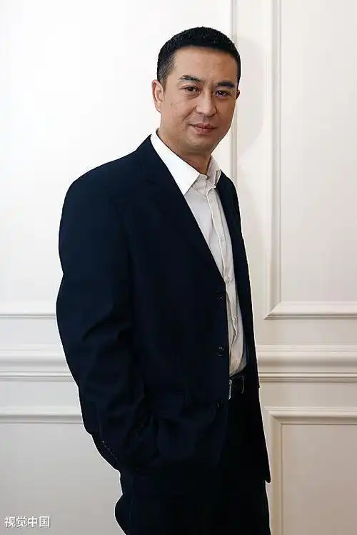 他在50岁的时候认了张嘉译当大哥网友识时务者为俊杰