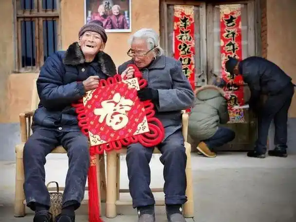 儿女不回家过年 ,这一幕看哭多少中国父母 !_老人