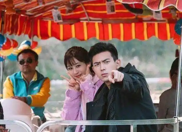 接机的同时也可以宣示主权,让韩商言身边的莺莺燕燕彻底死心,毕竟