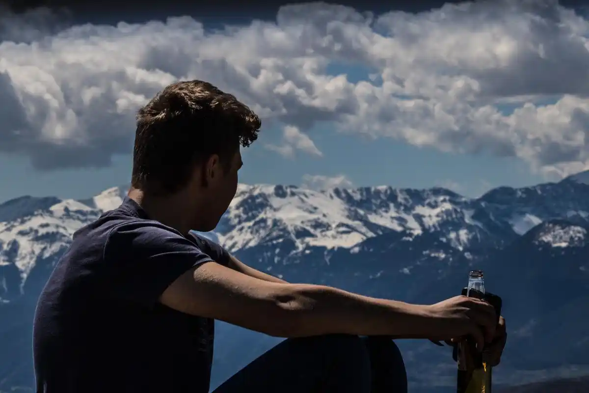 一个男人独自喝酒难过图片