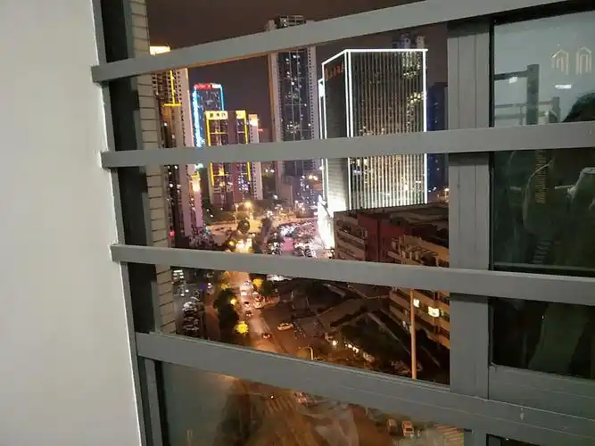 小房间窗外的夜景也很美