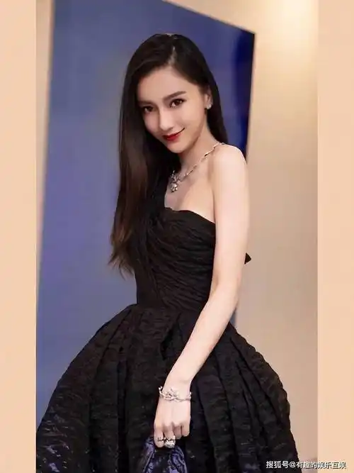 杨颖最初只是一个小模特,没有什么知名度和演技.