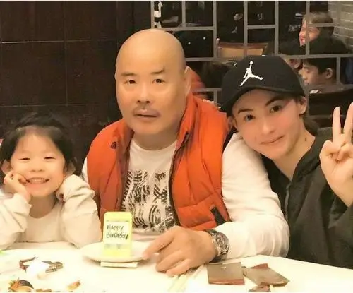 张柏芝提前陪父亲胡须勇过中秋一起玩积木仿佛回到小时候