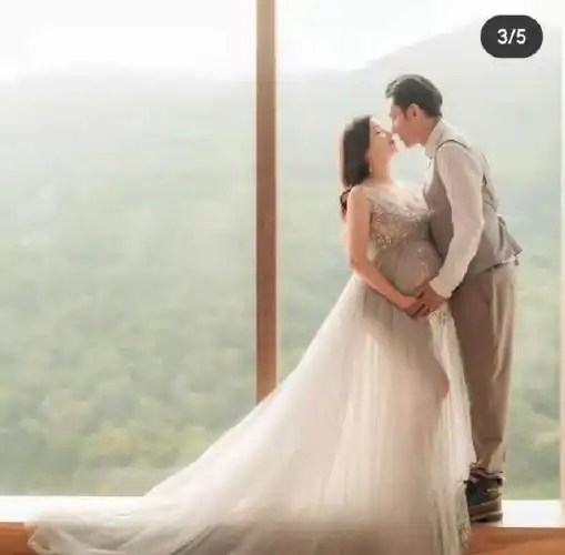 香港男星张颕康喜获第三胎,与妻子幸福合照,岳父月初刚离世