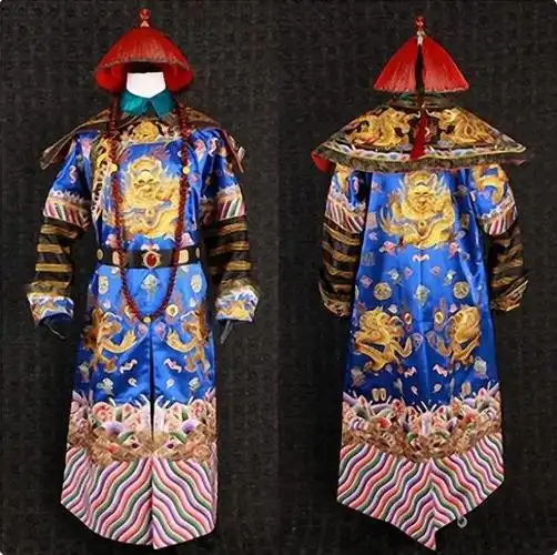 故事:375公交车事件,发现时已经车毁人亡,车上2名乘客穿清朝官服