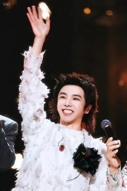 华晨宇加盟季风音乐会