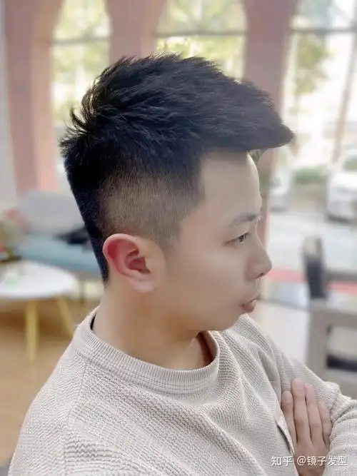 飞机头其实周边还是比较简单的,一般都会选择用电推剪铲短,这对于广大