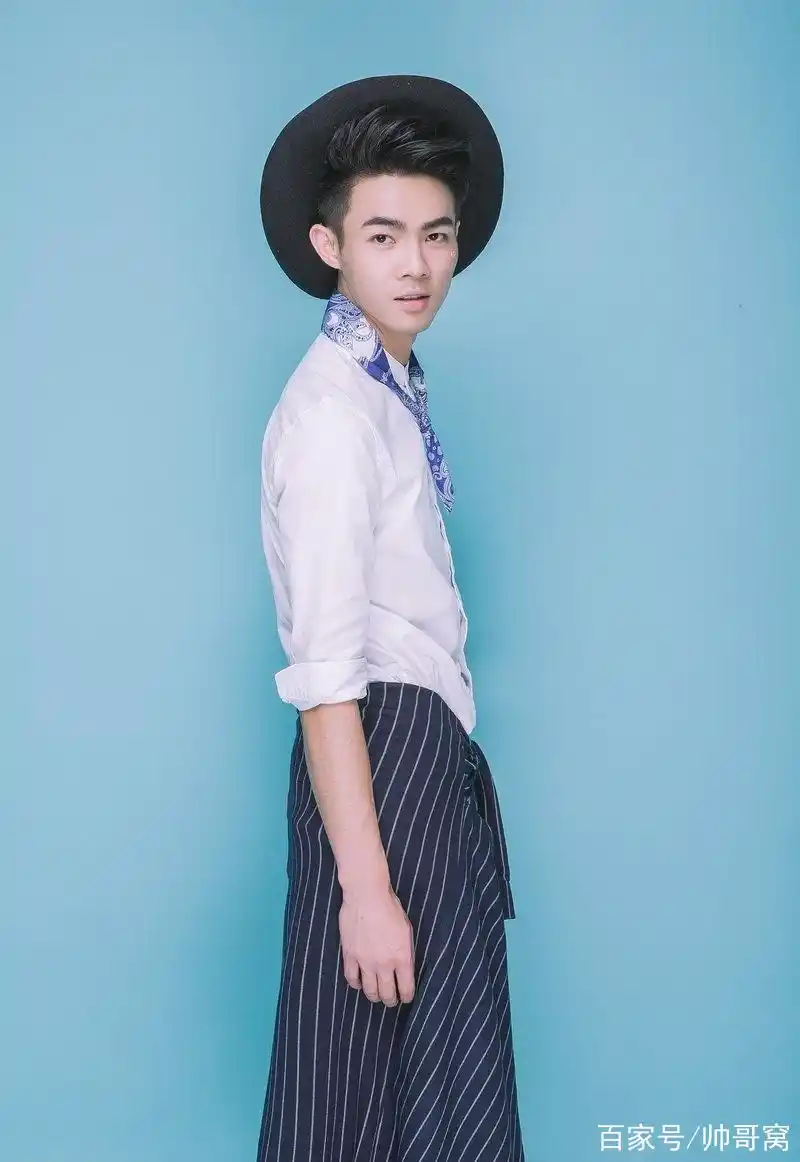 组图:清瘦帅气有型的00后小伙子,大长腿的男生这样穿衣真显高!