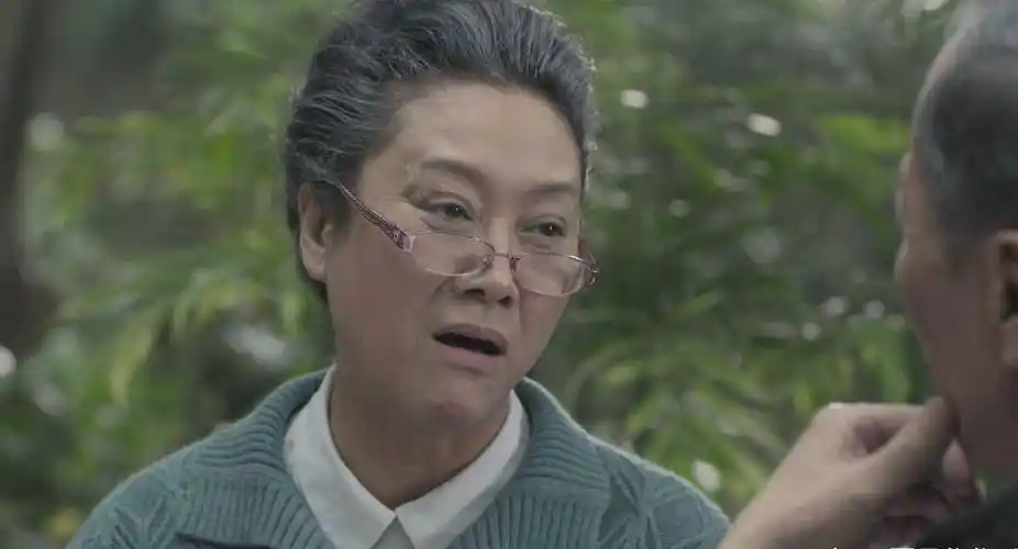 原创65岁"老戏骨"王丽云近况曝光:走路颤巍要人扶,面无血色显沧桑