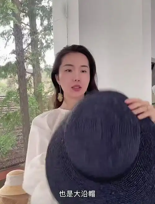 或许是为了回馈一直在支持她的粉丝,5月4日,董花花