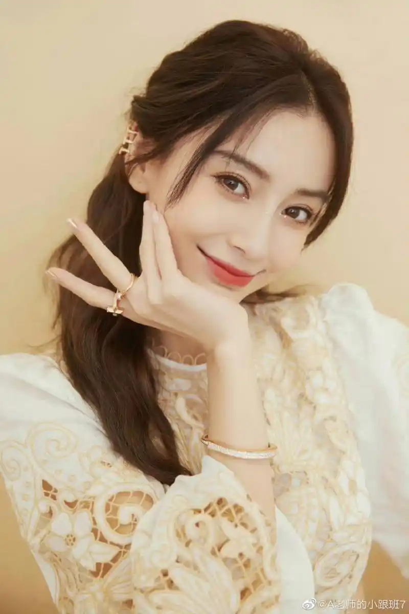 angelababy偶遇可爱猫头鹰