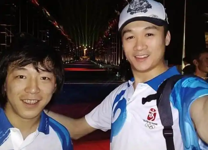 黄渤与高虎的兄弟情,相交于年少贫寒,不因世事变迁而冷落_腾讯新闻