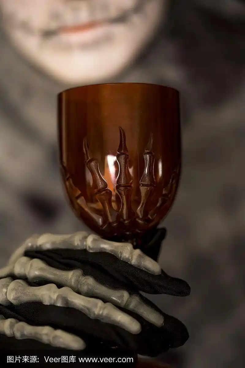 骷髅手拿红酒杯