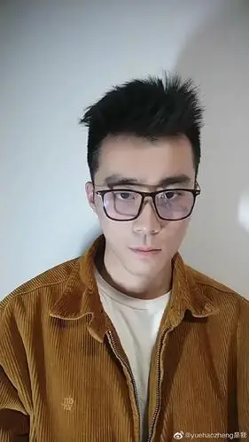 西安23岁肌肉飞行员上相亲节目爆火颜值和身材引无数网友舔屏