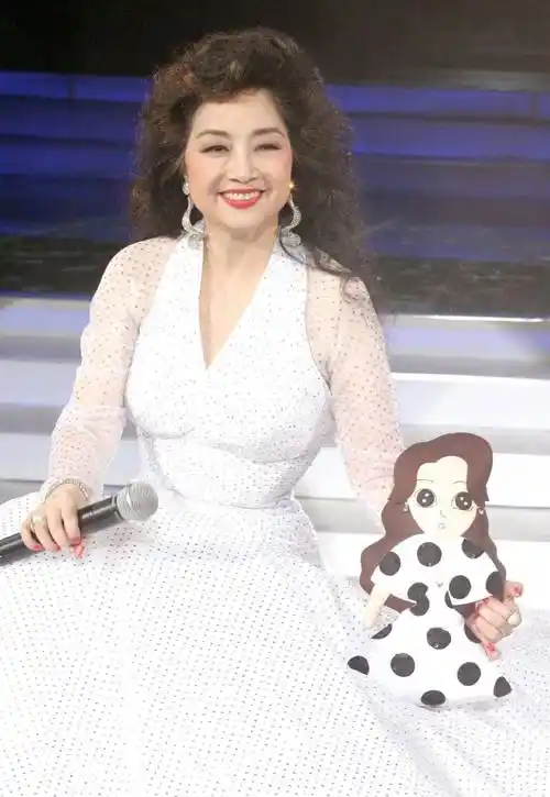 75岁徐小凤近况,现身街头,就是普通老太婆,但气质就是不同凡响_香港