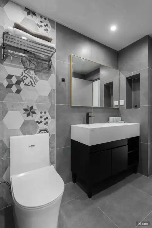 大部分墙砖地砖都是采用了灰色的常规转来进行铺贴,在马桶背后的墙面