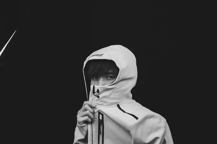 男人半遮面酷帅炸男模捂嘴巴黑白棚拍