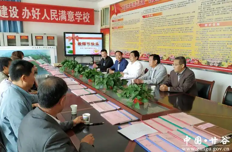 9月10日,甘谷县人大常委会主任令建民深入甘谷三中走访慰问优秀教师