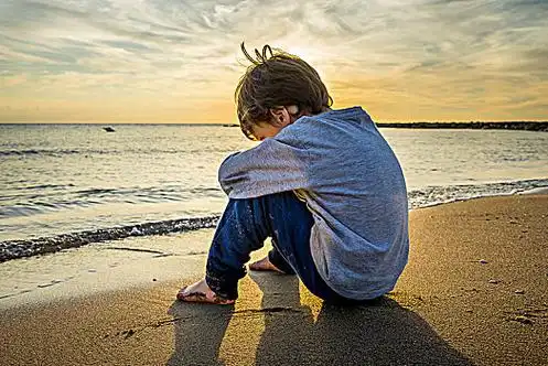悲伤,男孩,坐,海滩