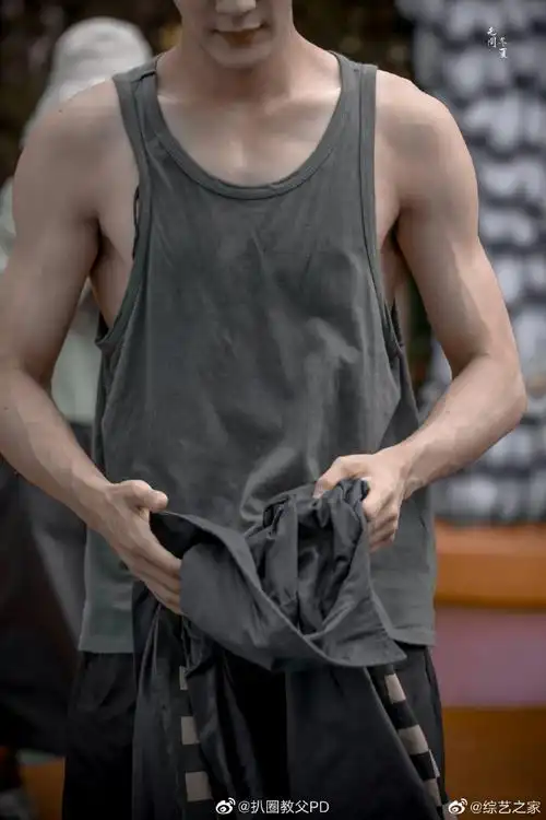 夏之光这手臂肌肉真的好迷人!线条流畅完美有型!超飒超man!