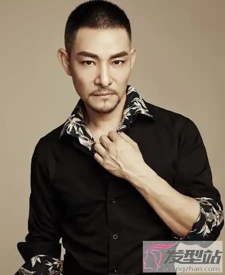 男生帅气平头发型 利落干练尽显男人味