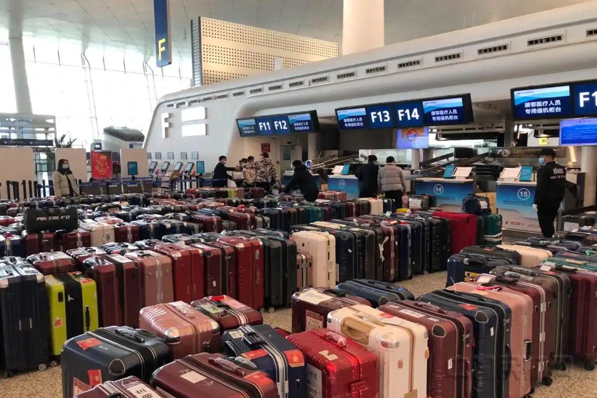为医疗队回程集中办理行李托运-东航武汉供图1.jpg