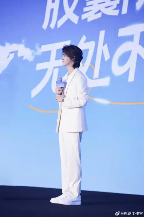 柳丝木品牌全球代言人鹿晗#(防晒&卸妆品类)出席线下品牌大会,和