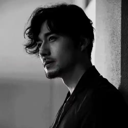 头像| 黑白色男头成熟沧桑大叔控男生头像 - 知乎