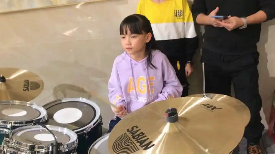 鼓手妞妞架子鼓演奏桃花朵朵开今天妞妞挺漂亮