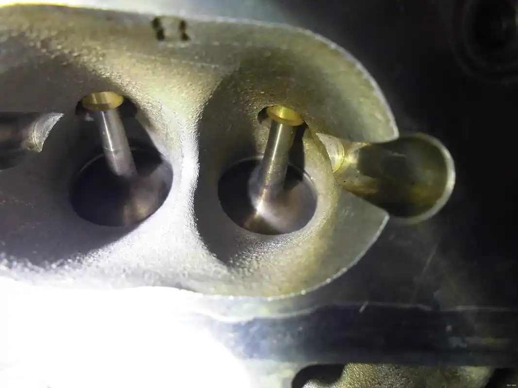 清理完后的气门,对比明显.