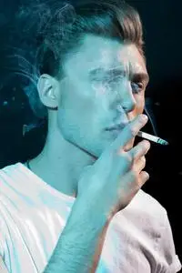 男人抽烟的图片