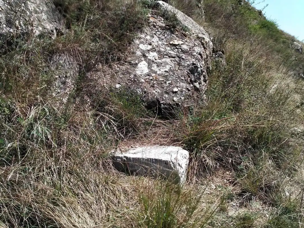 昭陵山上他山人工石.