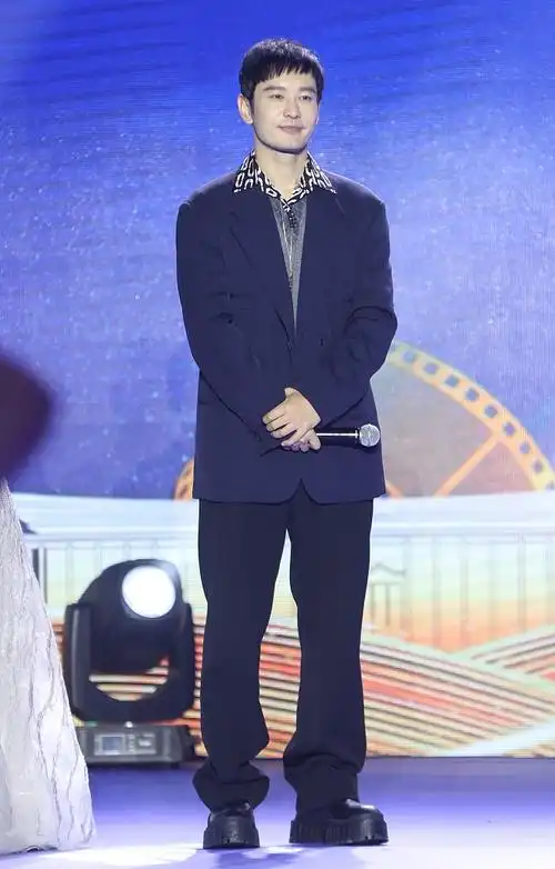 佟丽娅穿皮裙秀美腿 黄晓明"增高鞋"亮相很抢眼