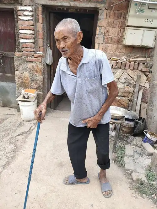 这是85岁行动不方便的老爷爷