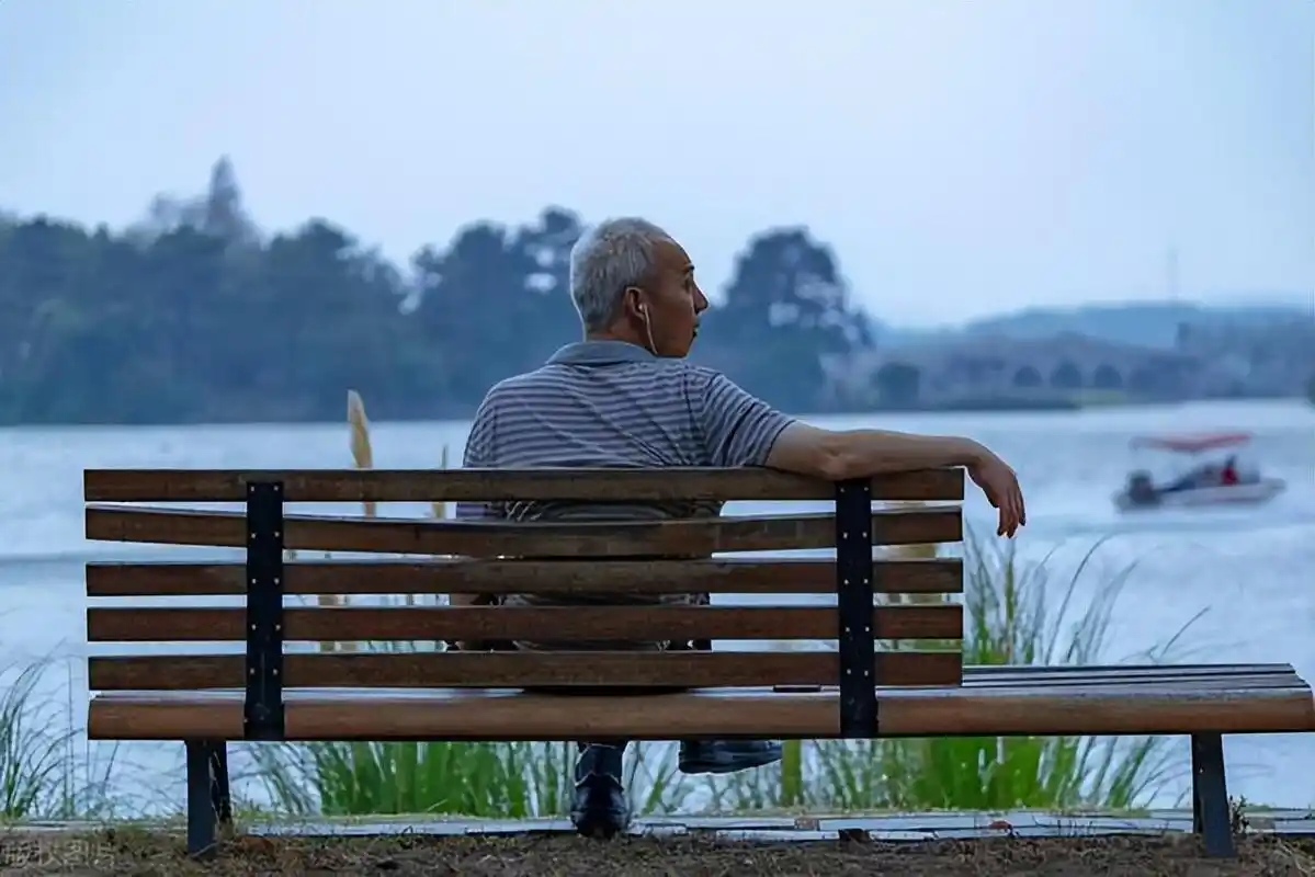 每月5千退休金,手握40万存款的老人,只因没管住嘴导致晚年凄凉