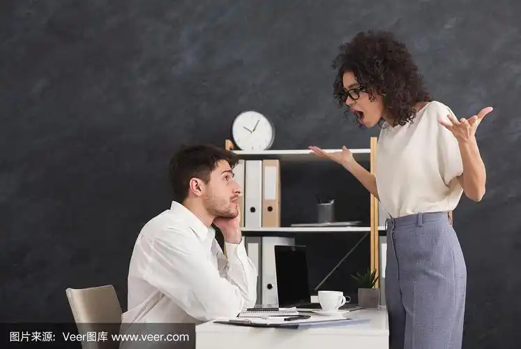 两个年轻同事在办公室吵架