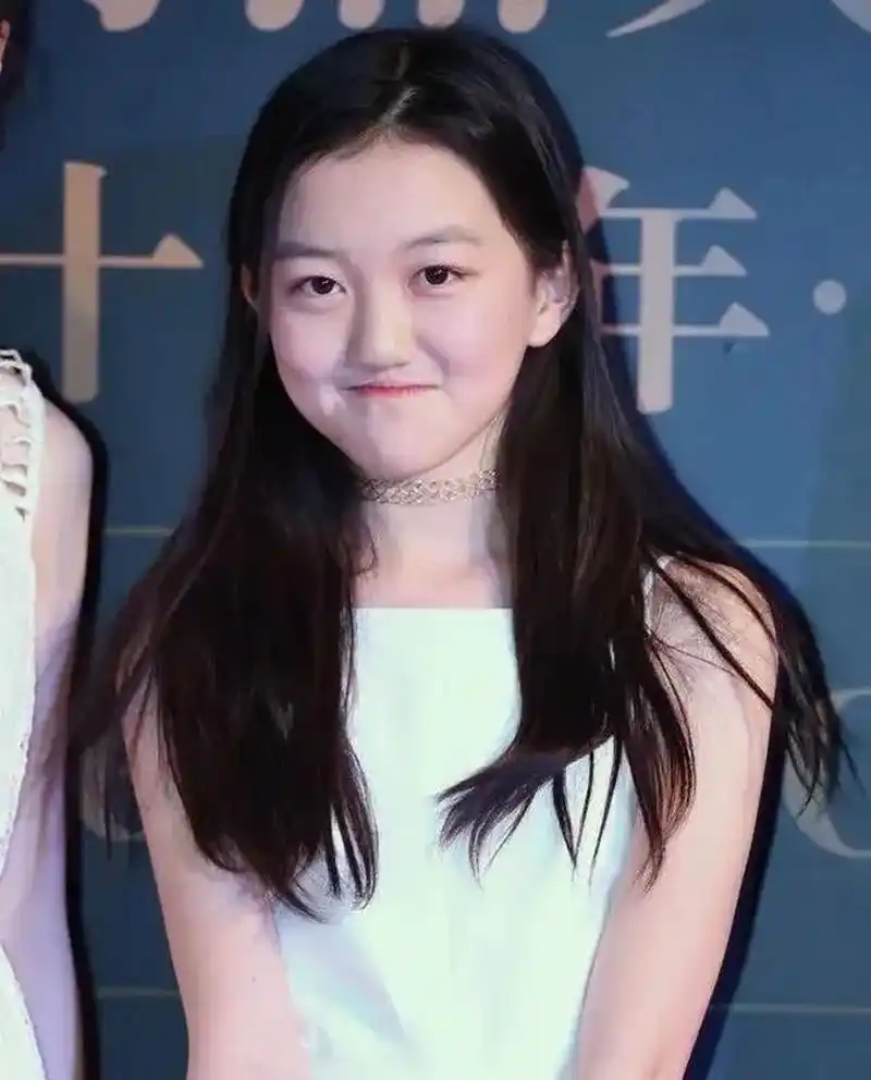 5月27日,是王菲和李亚鹏女儿李嫣的17岁生日,有粉丝在社交平台晒出