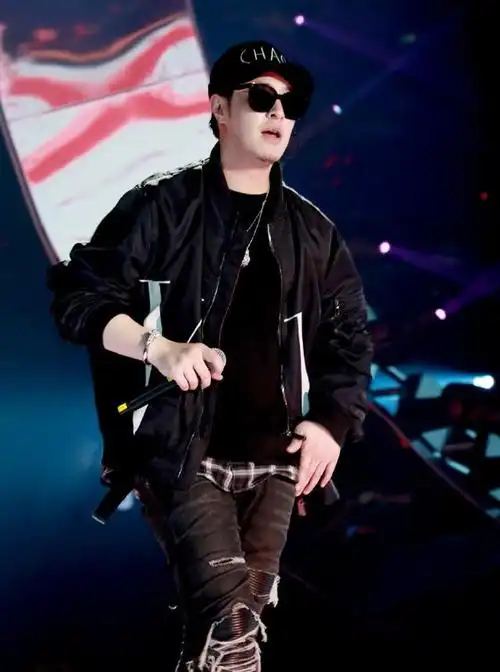 潘玮柏发福了?一身黑色服装帅气有型,调侃自己在示范微胖穿搭_男生